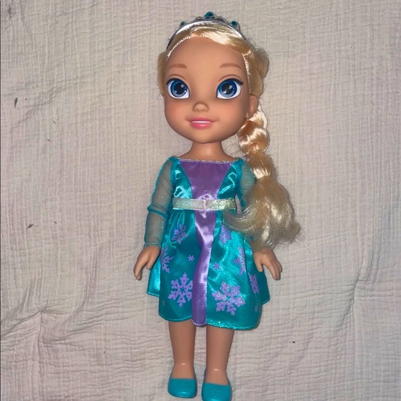 Disneys frozen doll Elsa - Picture 1 of 1